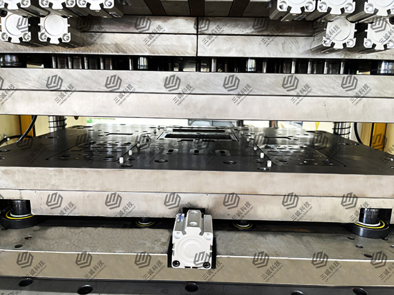 模壓電纜橋架生產線